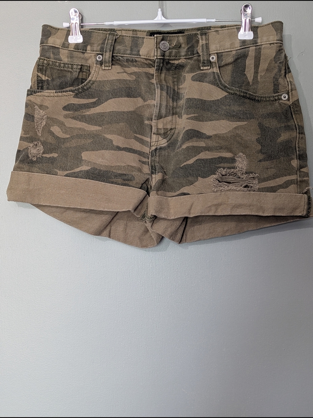 Lucky Brand Women's Distressed Camo Relaxed Shorts Cuffed Hem Retro Utility